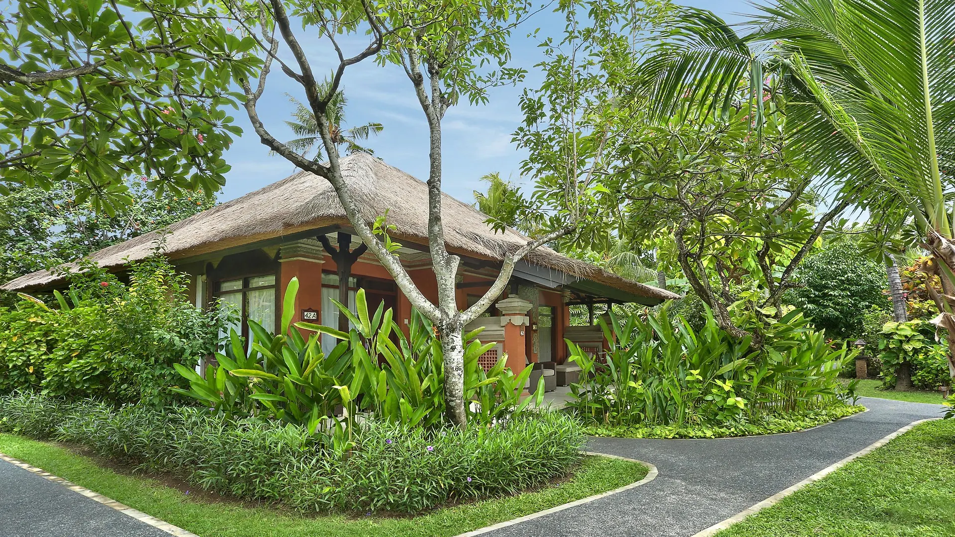 Legian Beach Hotel 4*,