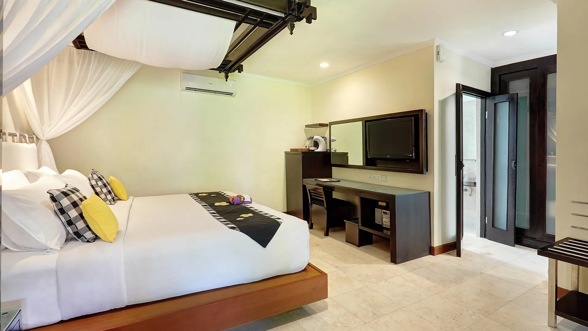 Legian Beach Hotel 4*,  Endonezya
