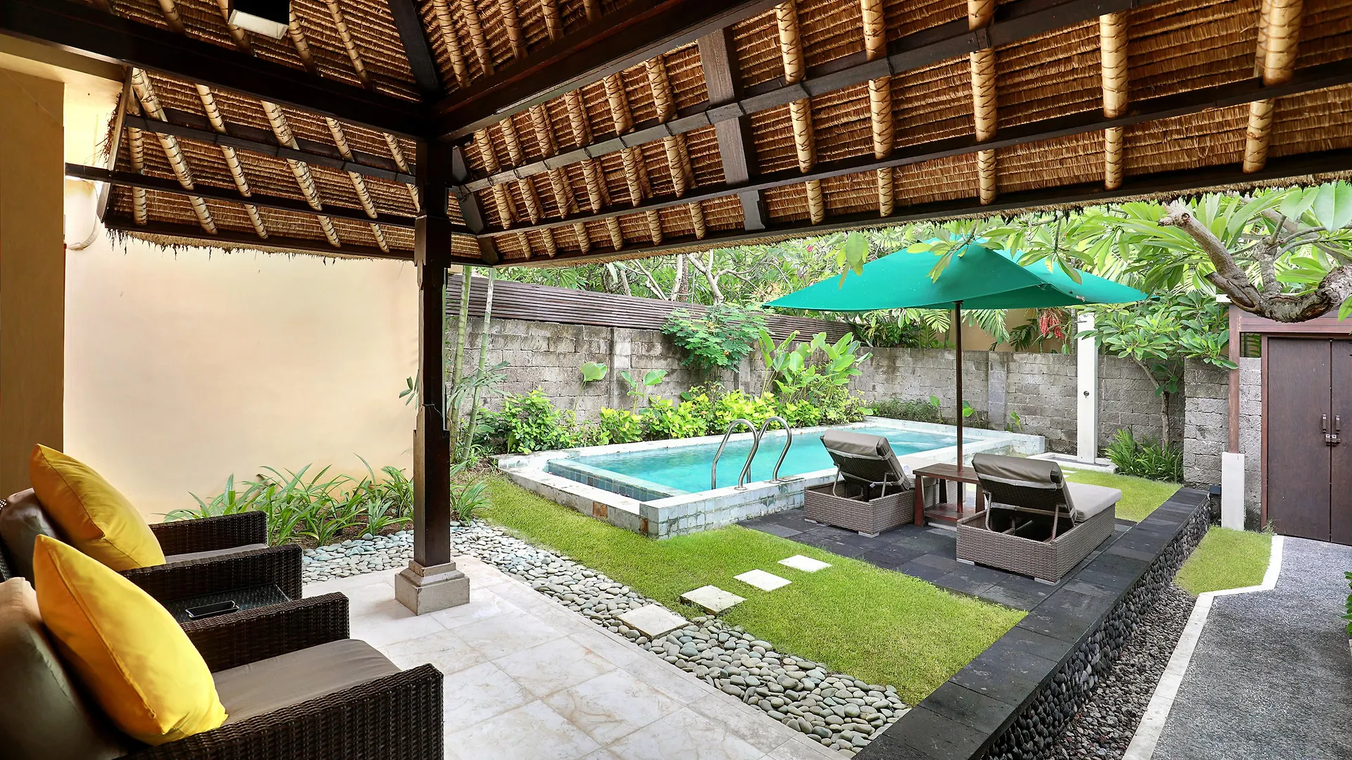****  Legian Beach Hotel Endonezya