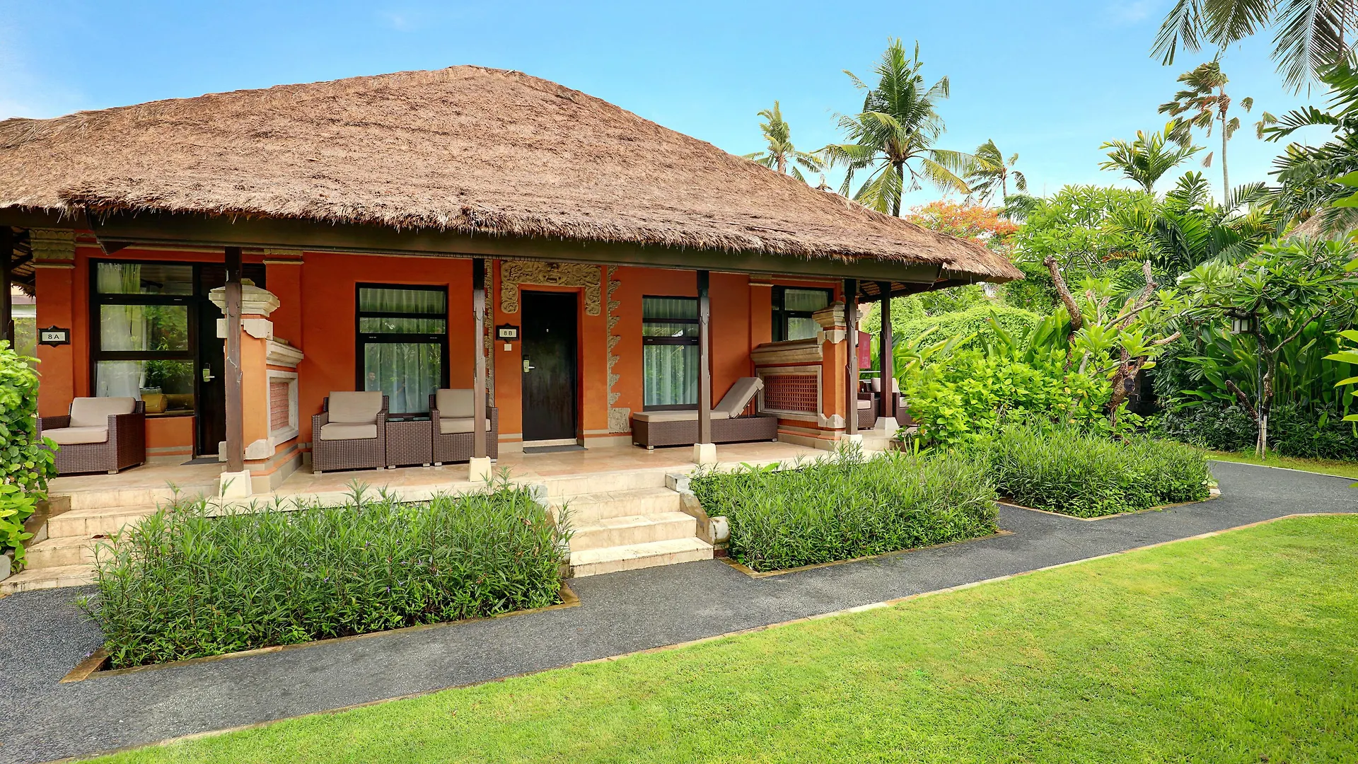 Legian Beach Hotel 4*,