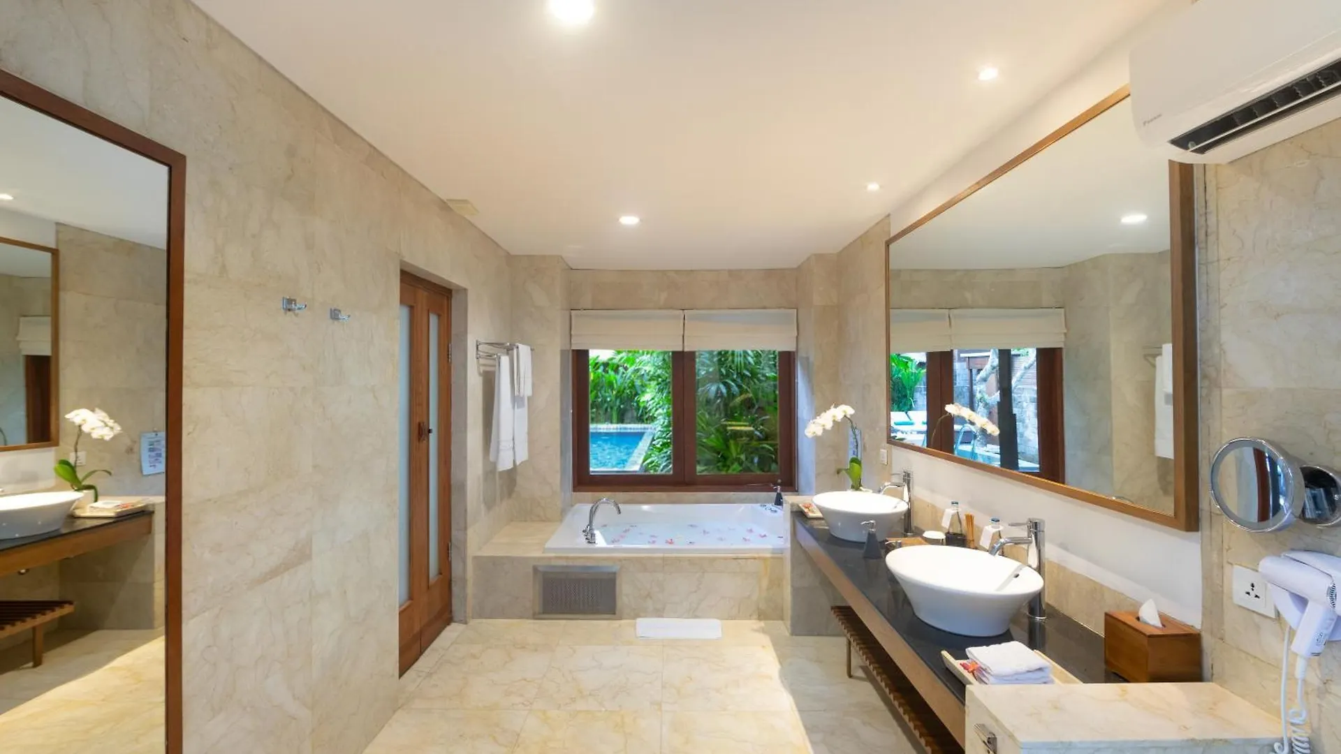 Legian Beach Hotel