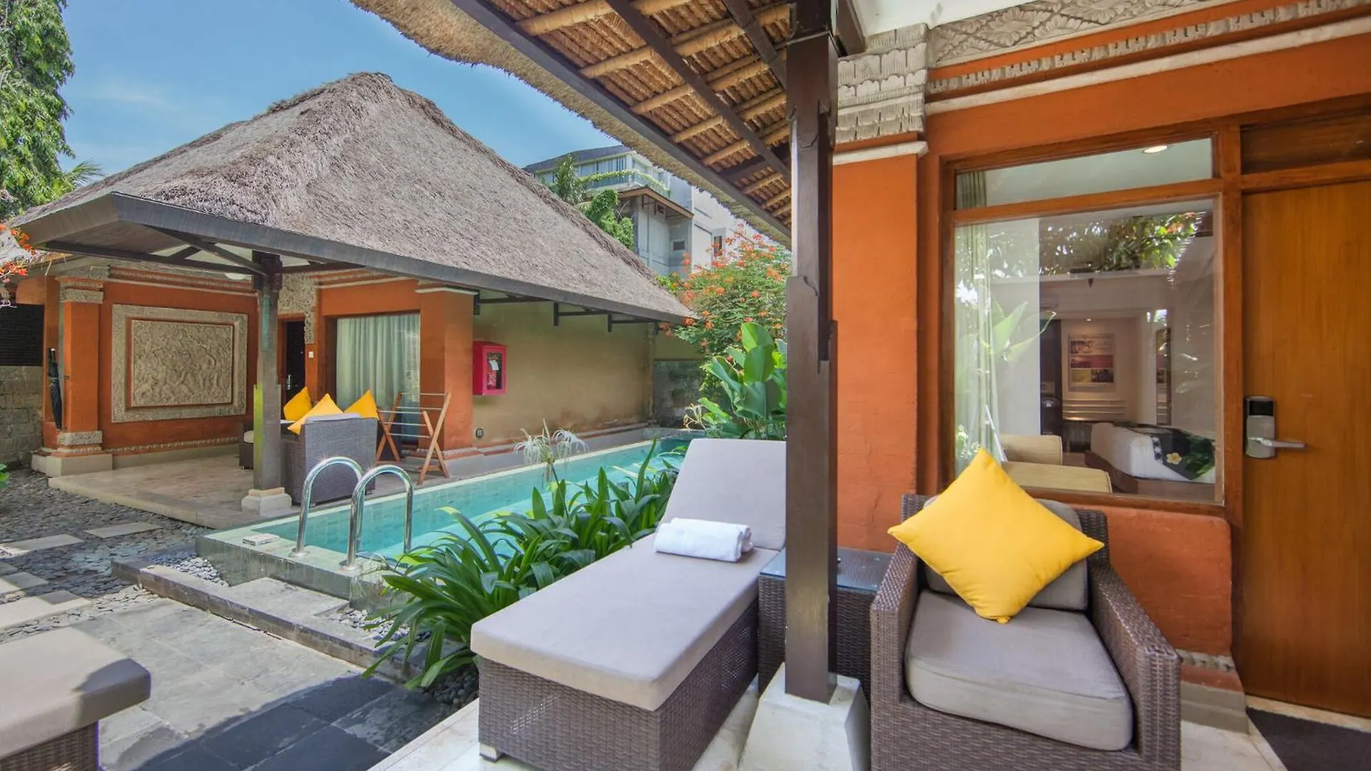 Legian Beach Hotel  Легиан